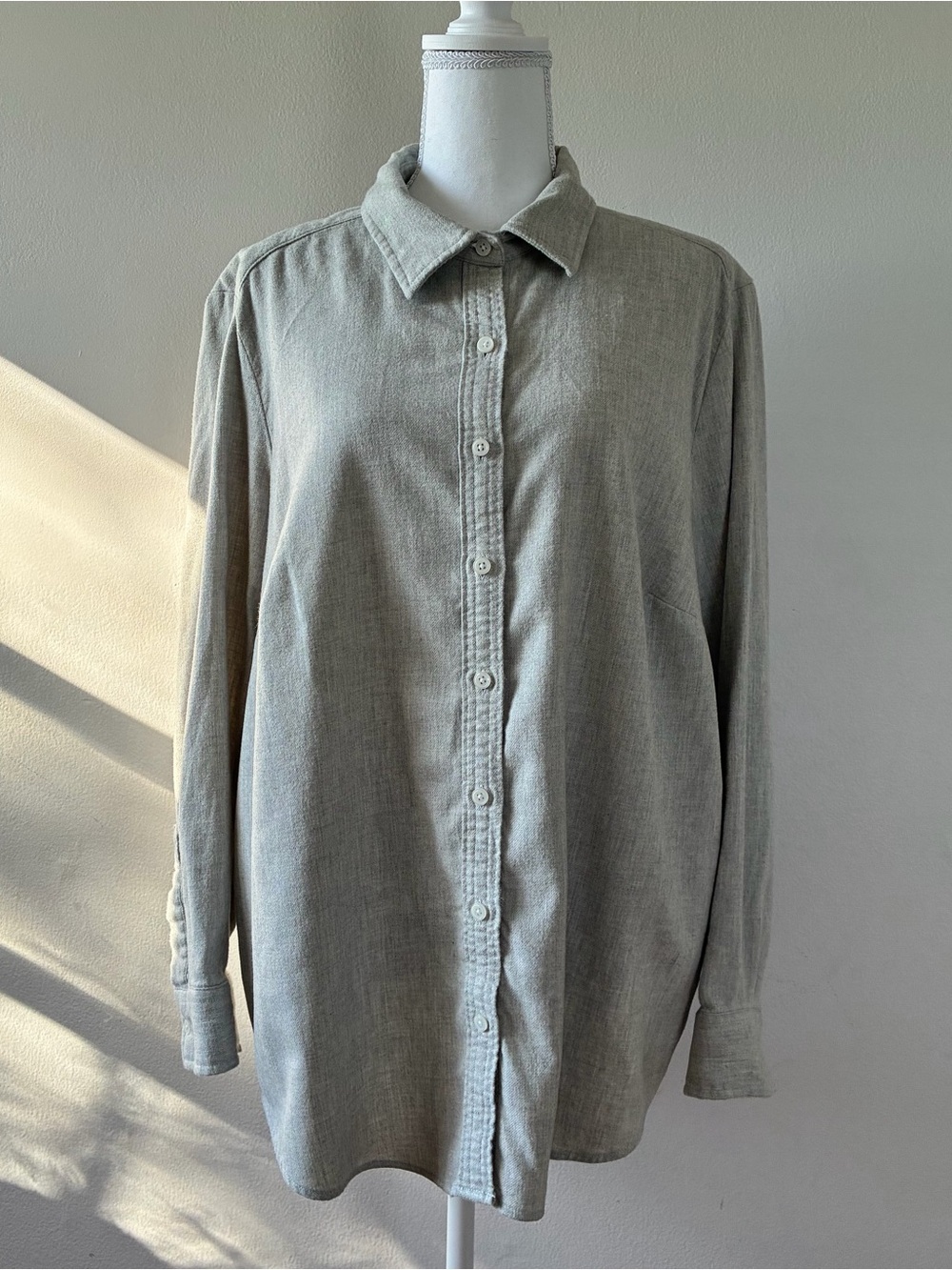 Lands' End Woman’s Button-Down Shirt in Light Gray 100% Cotton Flannel